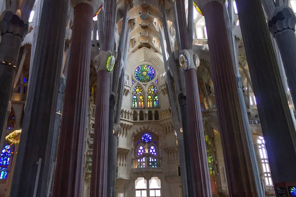 スペイン バルセロナのガウディ サグラダ大聖堂の華やかなステンドグラスの窓 — ストック写真
