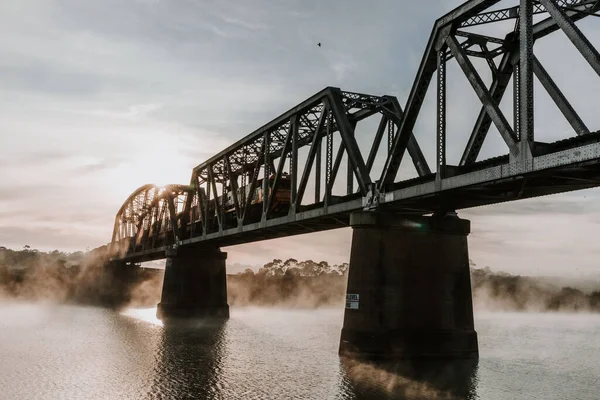 Χαμηλής Γωνίας Βολή Μιας Όμορφης Γέφυρας Κατασκευασμένης Πάνω Από Νερό — Φωτογραφία Αρχείου