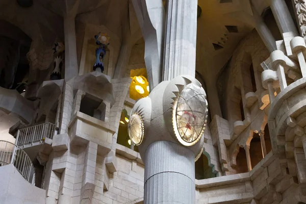 มมองภายในของ Gaudi Sagrada Basilica ในบาร เซโลนา สเปน — ภาพถ่ายสต็อก