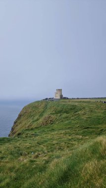 Sisli bir günde Moher uçurumunun ve O 'Brien' s Tower 'ın güzel manzarası
