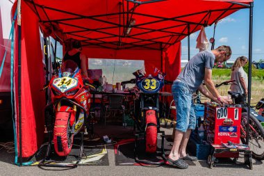 14 Mayıs 2022 'de motosiklet yarışları için eğitim aldım. XVIII. Slovacky Circle C.S.O 2022. Yarış tarihi yarış motosikletleri için de duyuruldu. Depo