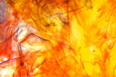 Parlak bir arka planda soyut, çok renkli bir duman deseni.