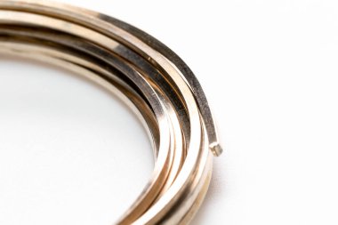 Mücevherler için gümüş kablo beyaz arkaplanda izole.