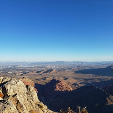 Güneşli bir günde güzel dağların havadan görünüşü