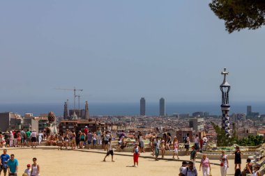 İspanya 'nın Barselona kentindeki Park Guell' in ana terasında birçok turist var.