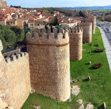İspanya 'nın eski Avila kasabasını çevreleyen duvarlardan, duvarların üzerinde bir patika var.