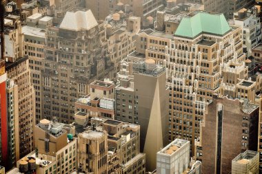 New York, ABD 'de sisli bir günde Manhattan' ın gökdelenlerinin hava görüntüsü.