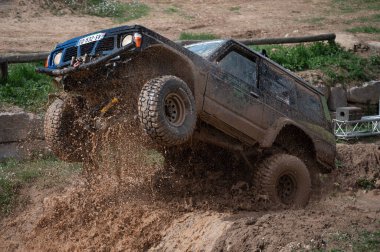 Dördüncü nesil Nissan devriyesi Y60 off-road 'a çıkıyor.