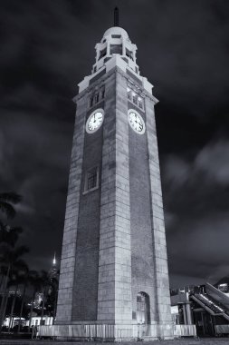 Tsim Sha Tsui, Hong Kong 'daki eski Kowloon-Canton tren saat kulesinin dikey görüntüsü.