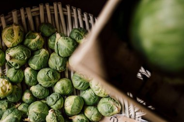 Küçük lahanalarla dolu büyük bir sepet.