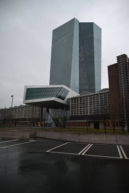 Haziran 2022 'de faiz oranlarını artırmaya karar veren Frankfurt' taki ECB 'nin siyah ve beyaz görüntüsü.