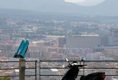 Fransa 'nın Marsilya şehrine bakan bir teleskop.