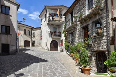 İtalya 'nın Potenza ilindeki bir köy olan Sasso di Castalda' nın eski evleri arasında dar bir sokak..