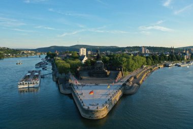 Güneşli bir günde Almanya 'da Koblenz' in mimarisi ile hava manzarası