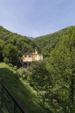Brissago, İsviçre 'deki Kutsal Dağ ve Saint Maria Addolorata kilisesinin dikey çekimi.