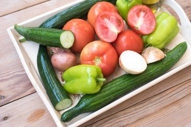 Köy salatası için malzemeler, yaz kadar ferahlatıcı ve lezzet dolu bir salata! Bu bir yaz sebze koleksiyonu, horiatiki salata.