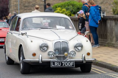 Morpeth Fair Day, Northumberland, İngiltere 'de klasik bir Jaguar Mark 2 arabası.