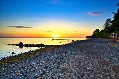 Baltık Denizi 'nde gün doğumu Timmendorfer Strand' da güzel bir gökyüzüyle