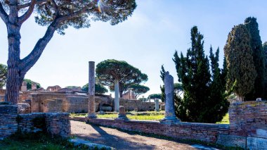 Ostia Antica, antik Roma liman şehrinin bulunduğu modern Ostia kasabasına yakın büyük bir arkeoloji alanıdır..