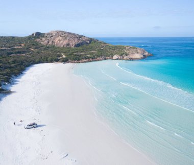 Güzel bir kuş bakışı, sahildeki bir kamyonun görüntüsü.