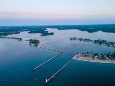 New York, Sodus Körfezi 'ndeki sakin mavi deniz manzaralı rıhtımların kuş bakışı görüntüsü.