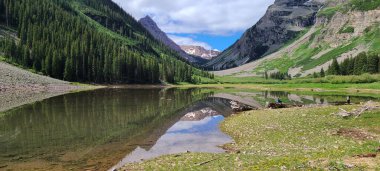 ABD 'nin Colorado kentindeki bir göle yansıyan Geyik Dağları' nın Maroon Bells manzarası