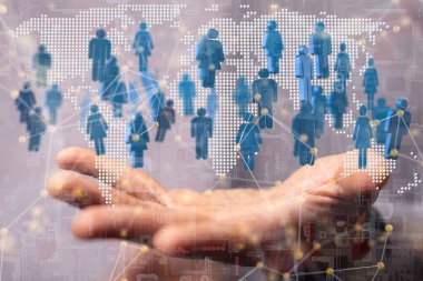 Bir adamın elinde gezinen insan figürleriyle dolu bir ağ.