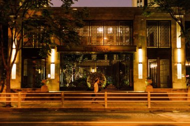 Şangay 'da gece sokakta yürüyen bir adamın görüntüsü.