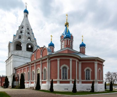 Katedral Meydanı, Tikhvinskaya Tapınağı 'nın çan kulesi Kolomna Kremlin' de Tanrı 'nın Annesi, Rusya bulutlu gökyüzünün altında