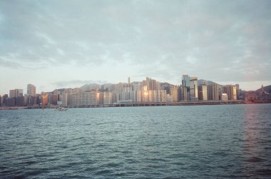 Hong Kong 'da deniz kenarındaki modern binaların alçak açılı görüntüsü.