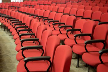 Tiyatroda boş kırmızı sandalyeler..