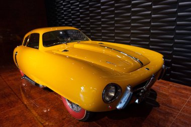Müzede ortaya çıkan sarı klasik özel araba, Pegaso Z-102 ENASA, Cupula