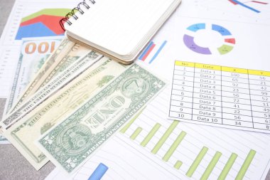 Düz banknotlar, çizgili bir defter ve kağıt - finans, ekonomi konsepti