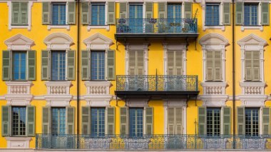 Güzel, dar sokak Vieux Nice, eski binalar, eski şehir, Fransız Rivierası tipik cepheler