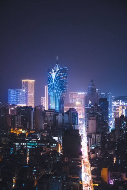 Geceleri ikonik Macau siluetinin hava görüntüsü.
