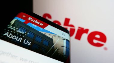 Amerikan seyahat teknolojisi şirketi Sabre Corp 'un web sitesi olan cep telefonu iş logosu önünde ekranda. Telefon ekranının sol üst kısmına odaklan.