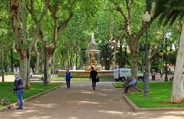 Merced bahçelerinin ortasındaki çeşme, İspanya 'nın eski Cordoba kasabasında yeşil ve ferahlatıcı bir vaha.