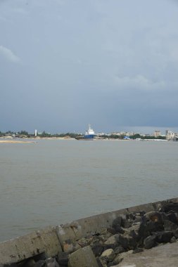 Kasvetli bir günde sahili dikey bir çekim