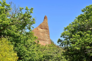 Las Medulas kasabası El Bierzo, Leon bölgesinde yer almaktadır. Bu küçük dağ kasabası yükselişin doğal başlangıcını simgeliyor..