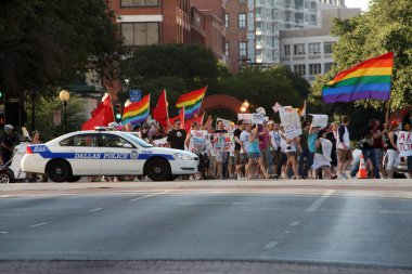 Eşit haklar ve homofobiyi vurgulamak için Dallas, Teksas şehir merkezine yürüyen bir LGBTQ grubu