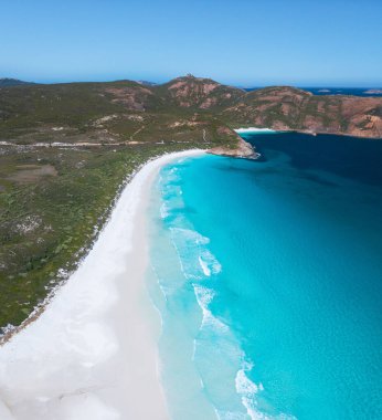 Beyaz kumlu, cennet gibi bir deniz manzarası.