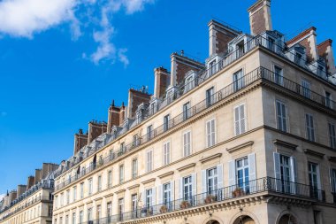 Paris, güzel Rivoli sokağı, tipik ön cephe ve pencereler.