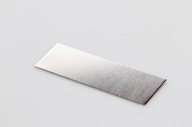 beyaz arkaplanda mücevher yapmak için metal levha