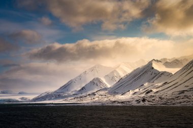 Kuzey Kutbu 'ndaki Norveç' in Svalbard adası yakınlarında karla kaplı birkaç dağ.