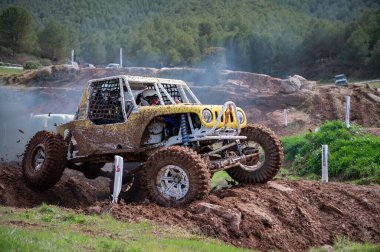 Sarı Jeep tabanlı prototip ATV devrede