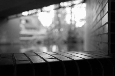 Bokeh köprünün altında siyah beyaz