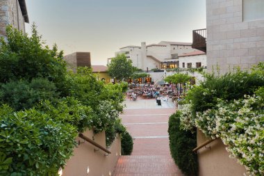 Yunanistan 'da tatiller, güzel tatil oteli Costa Navarino, Yunanistan' da lüks bir seyahat merkezi ve dünya kadar otantik deneyim sunuyor,