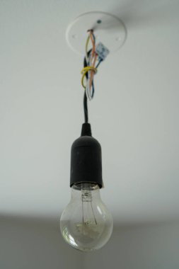 Evdeki tavana asılı bir ampulün dikey yakın çekimi.