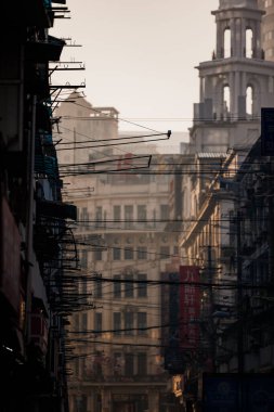 Arka planda binalar olan Şanghay şehrindeki kablolar dikey olarak çekiliyor.