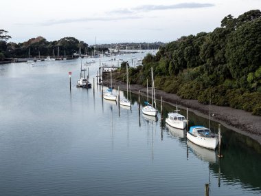 Tamaki Nehri 'nin (Auckland, Yeni Zelanda) demirli tekneleriyle hava manzarası. Stok fotoğrafı.